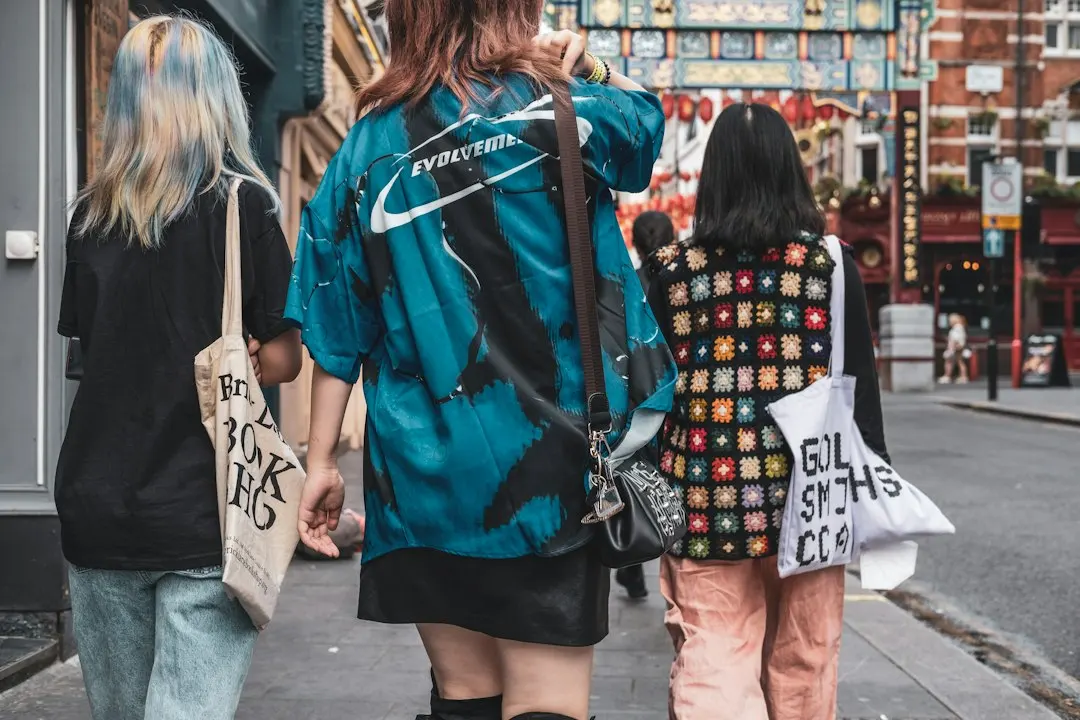 南宁市企业货物运输服务对比：自营车队与外包模式的成本分析